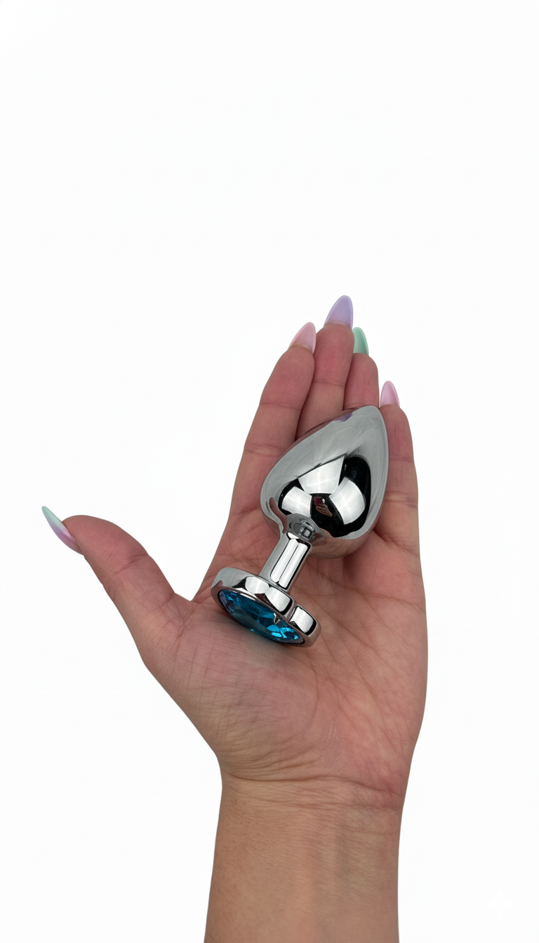 Butt plug metálico Gema Heart con brillante gema en forma de corazón, diseño elegante y coqueto de Glow & Vibe.