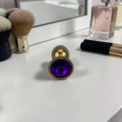 Plug anal metálico Gema Golden en acabado dorado, diseño elegante y lujoso de Glow & Vibe.