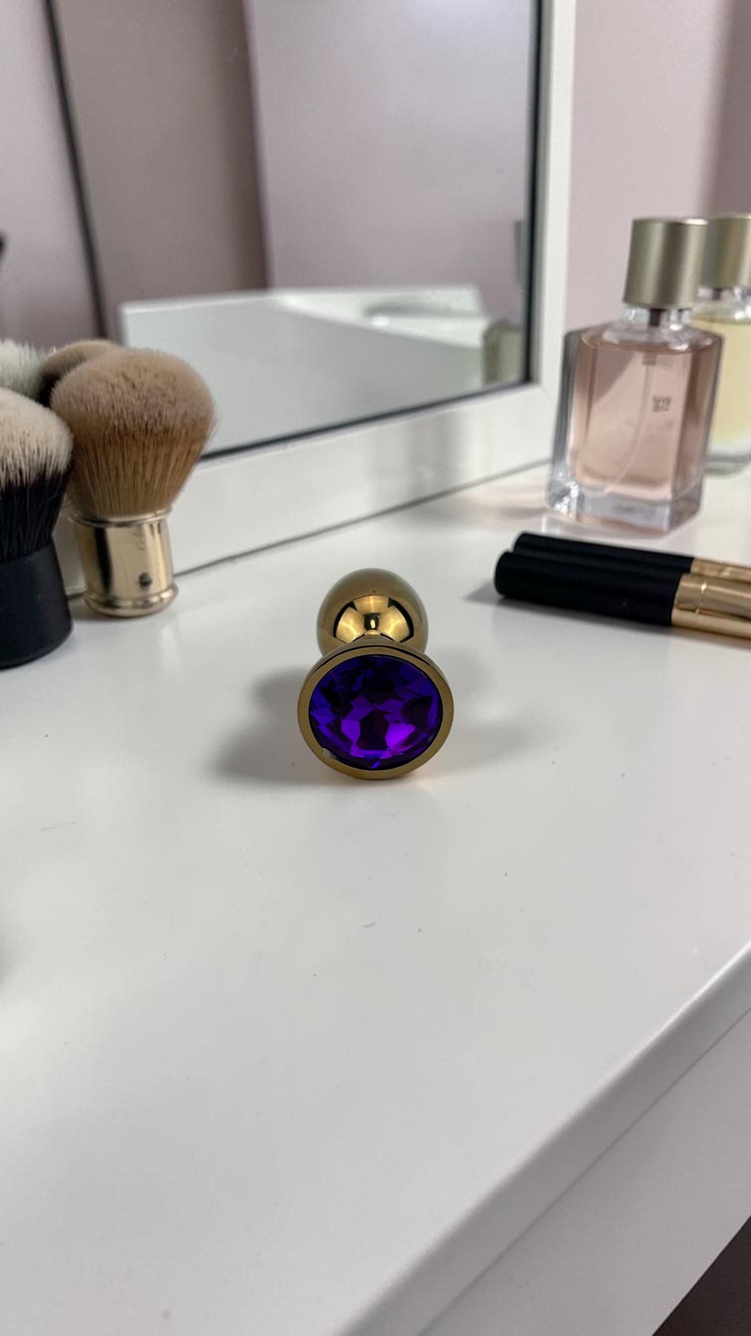 Plug anal metálico Gema Golden en acabado dorado, diseño elegante y lujoso de Glow & Vibe.
