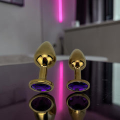 Plug anal metálico Gema Golden en acabado dorado, diseño elegante y lujoso de Glow & Vibe.