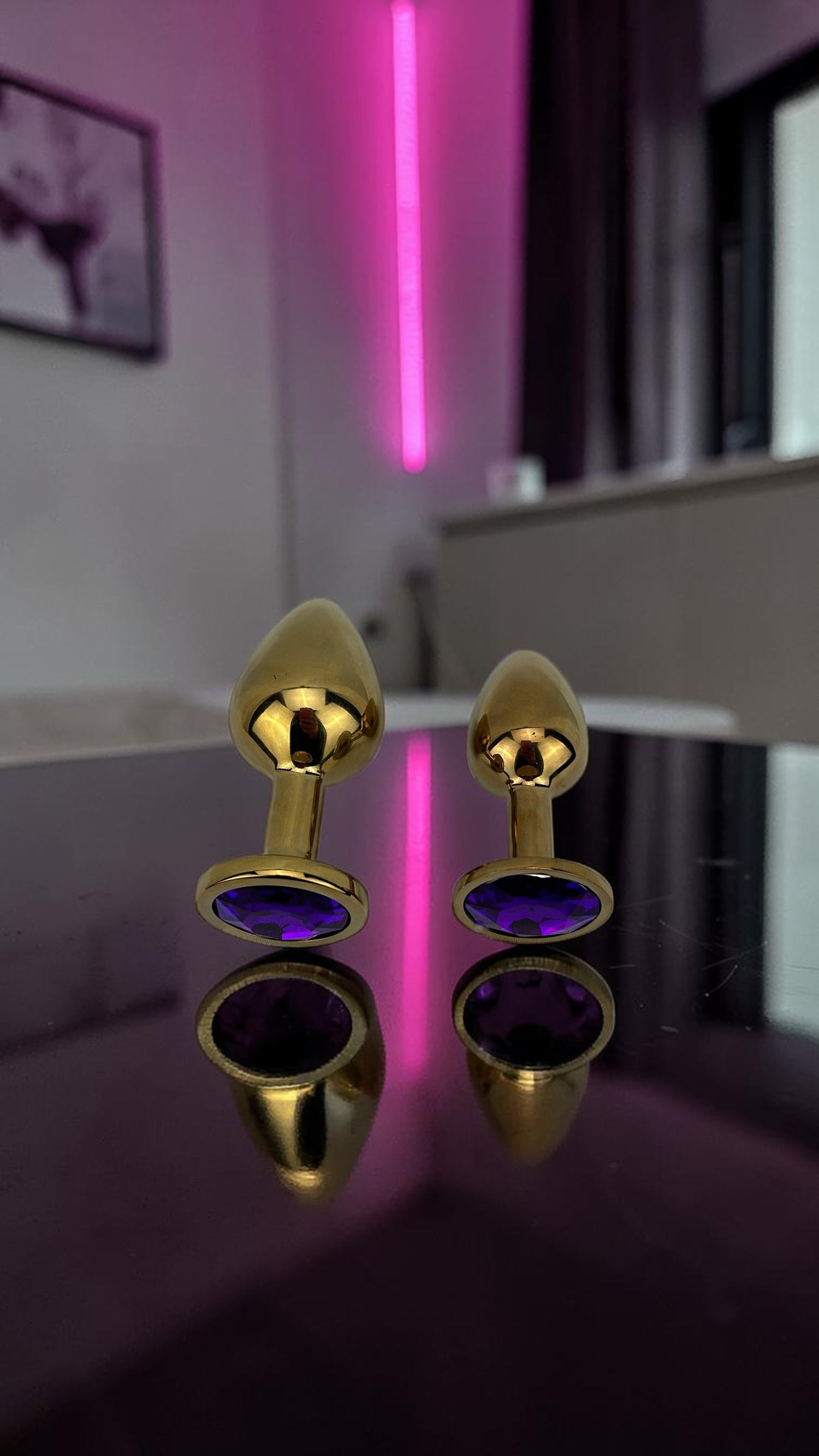 Plug anal metálico Gema Golden en acabado dorado, diseño elegante y lujoso de Glow & Vibe.
