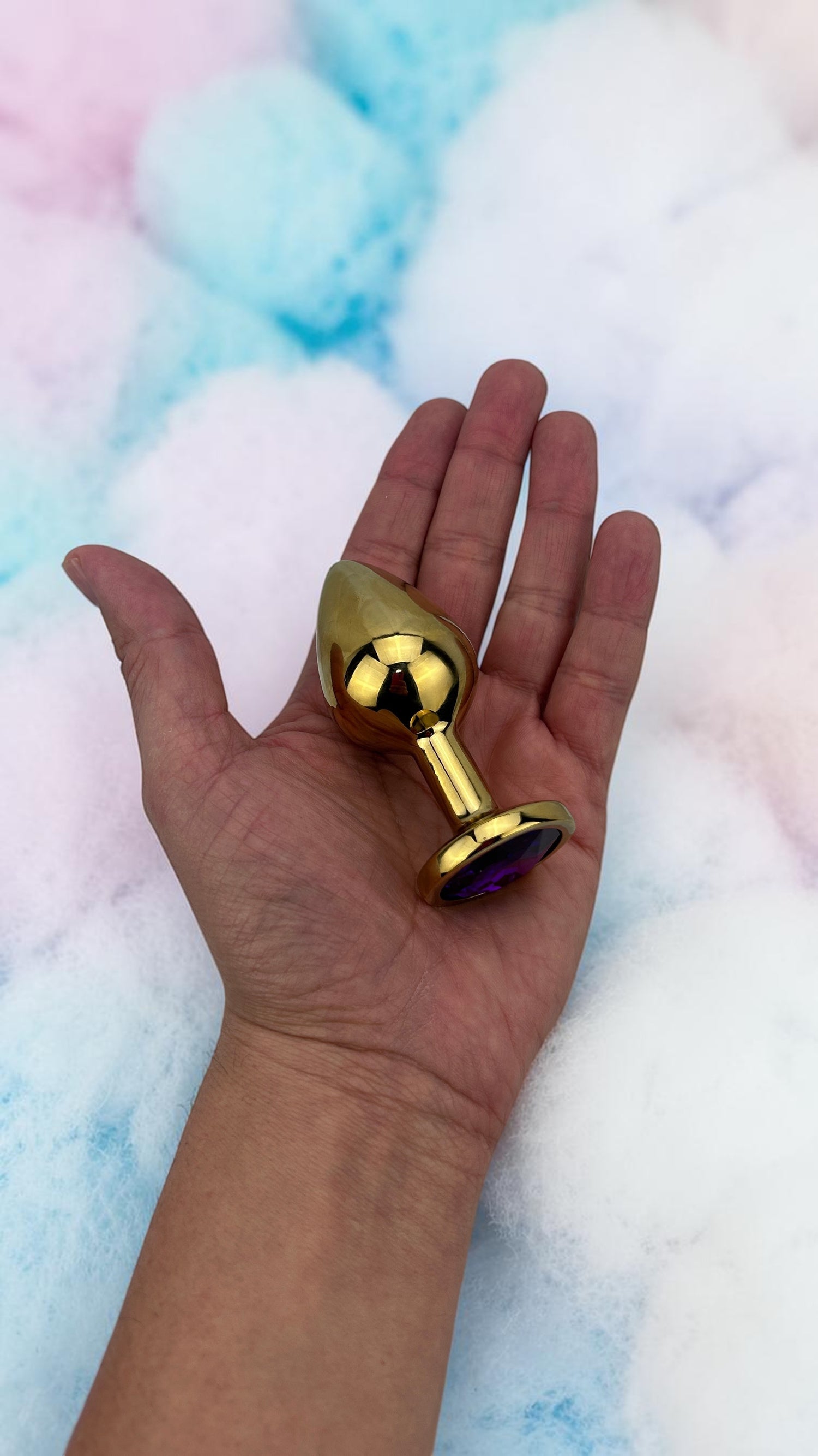 Plug anal metálico Gema Golden en acabado dorado, diseño elegante y lujoso de Glow & Vibe.