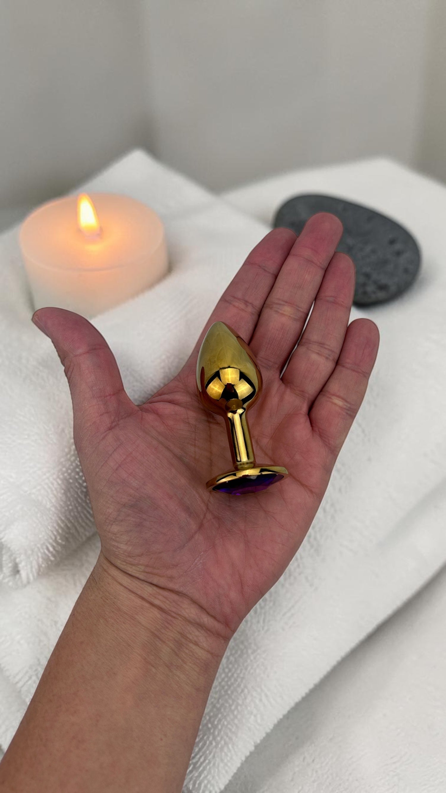 Plug anal metálico Gema Golden en acabado dorado, diseño elegante y lujoso de Glow & Vibe.