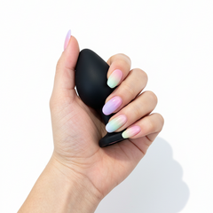 Plug anal Gema Dark de silicón negro con gema redonda brillante, diseño elegante y misterioso de Glow & Vibe.