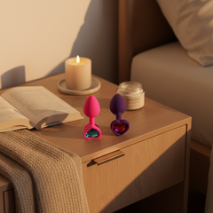 Plug anal Gema Bright de silicón suave con gema redonda, disponible en negro y rosa neón, diseño brillante de Glow & Vibe.
