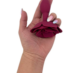 Plug anal Rose Love de silicón suave con base en forma de rosa, diseño romántico y elegante de Glow & Vibe.