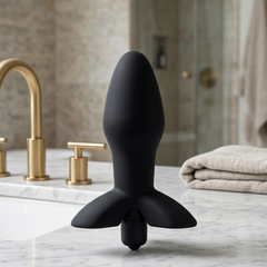 Plug anal Rocket Plug de silicón suave con 10 funciones de vibración, textura sedosa y diseño moderno de Glow & Vibe.