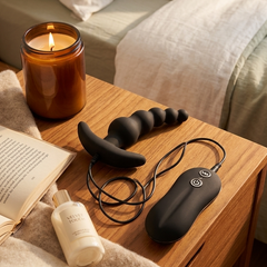 Plug anal Beads Plug de silicón suave con forma de esferas y 10 funciones de vibración, marca Glow & Vibe.