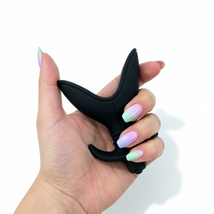 Plug anal Booty Blast de silicón suave con 10 funciones de vibración, diseño ergonómico y potente de Glow & Vibe.