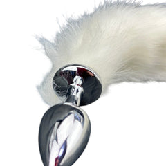 Plug anal Foxy Snow metálico con cola blanca de peluche, diseño elegante y sofisticado de Glow & Vibe.