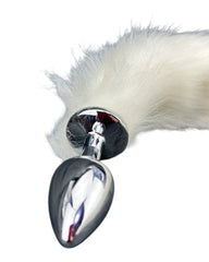 Plug anal Foxy Snow metálico con cola blanca de peluche, diseño elegante y sofisticado de Glow & Vibe.