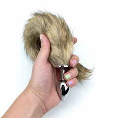 Plug anal Foxy Tail metálico con cola de zorro de peluche, diseño elegante y esponjoso de Glow & Vibe.