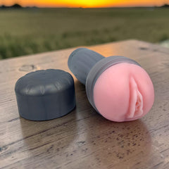 Masturbador tipo lámpara Pleasure Light de Magic Flesh con vibración y textura realista, diseño discreto Glow & Vibe.