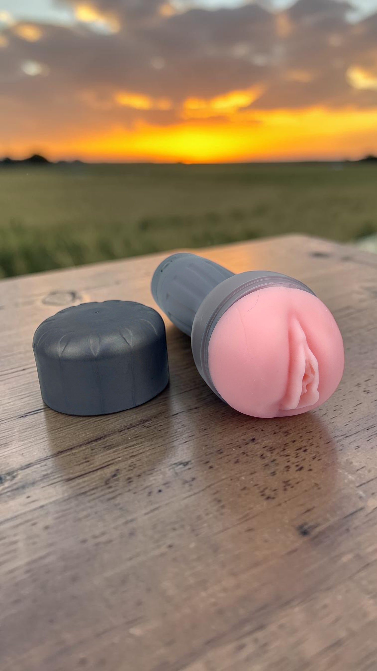 Masturbador tipo lámpara Pleasure Light de Magic Flesh con vibración y textura realista, diseño discreto Glow & Vibe.