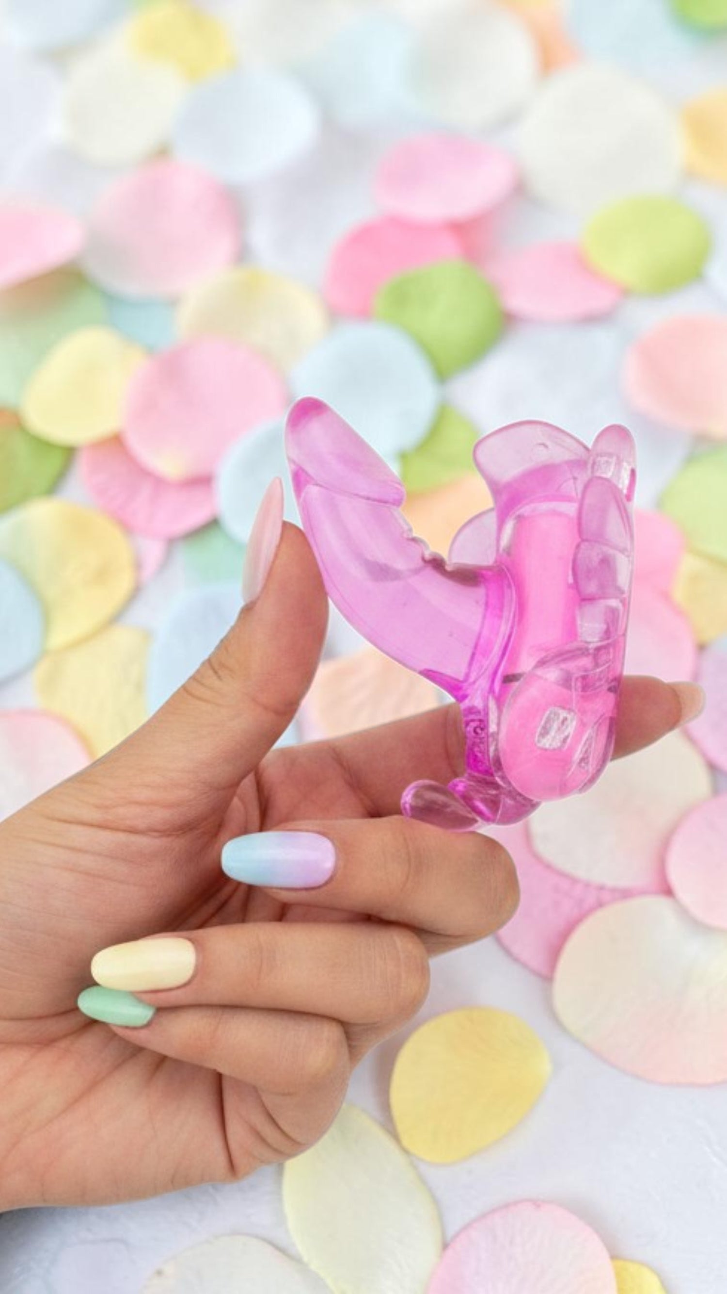 Estimulador femenino Butterfly Glow en forma de mariposa con vibración, diseño compacto y rosa brillante Glow & Vibe.
