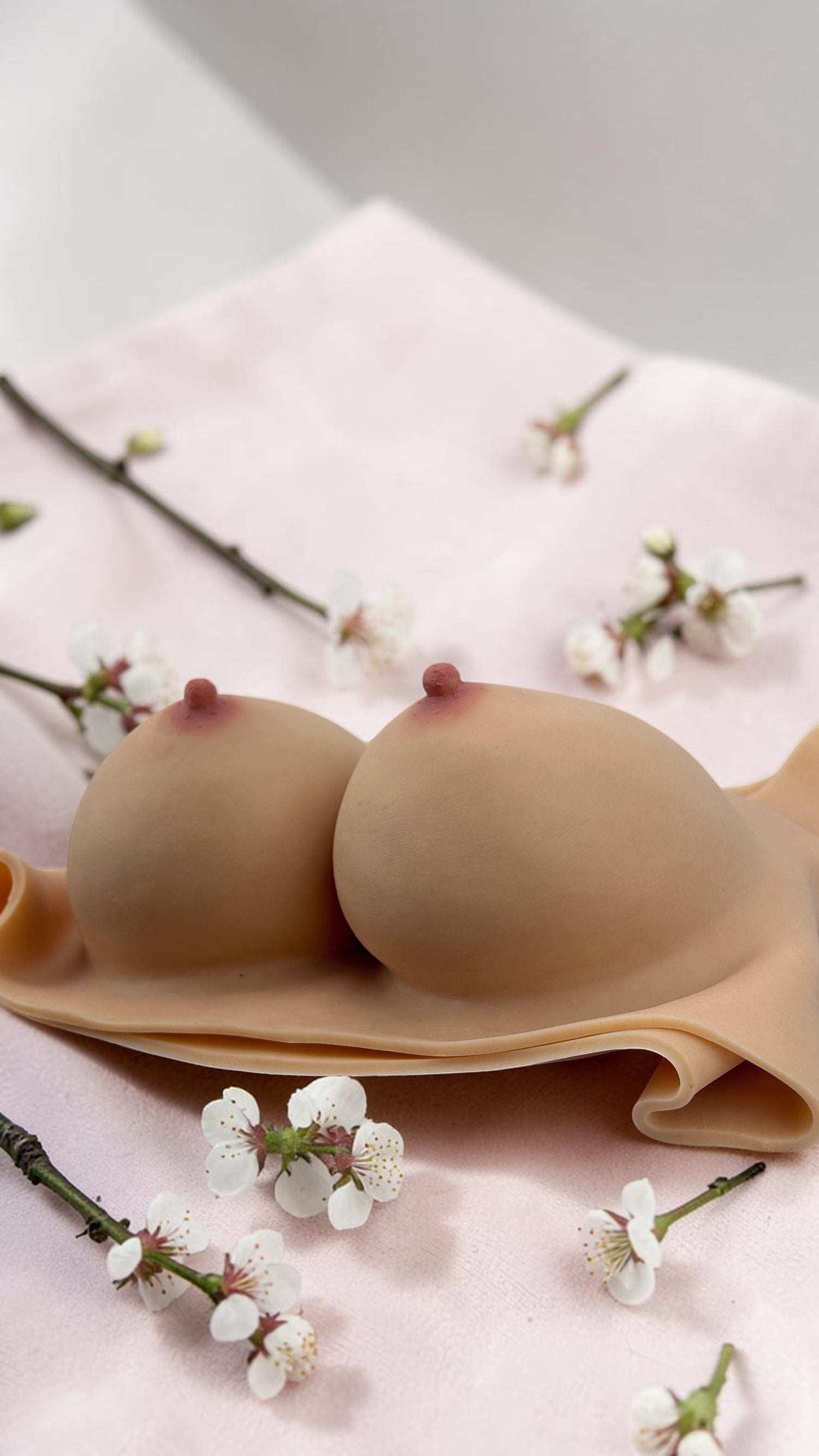 Prótesis de senos Soft Bust de silicón flexible con relleno de algodón, textura realista y diseño ergonómico Glow & Vibe.