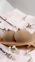 Prótesis de senos Soft Bust de silicón flexible con relleno de algodón, textura realista y diseño ergonómico Glow & Vibe.