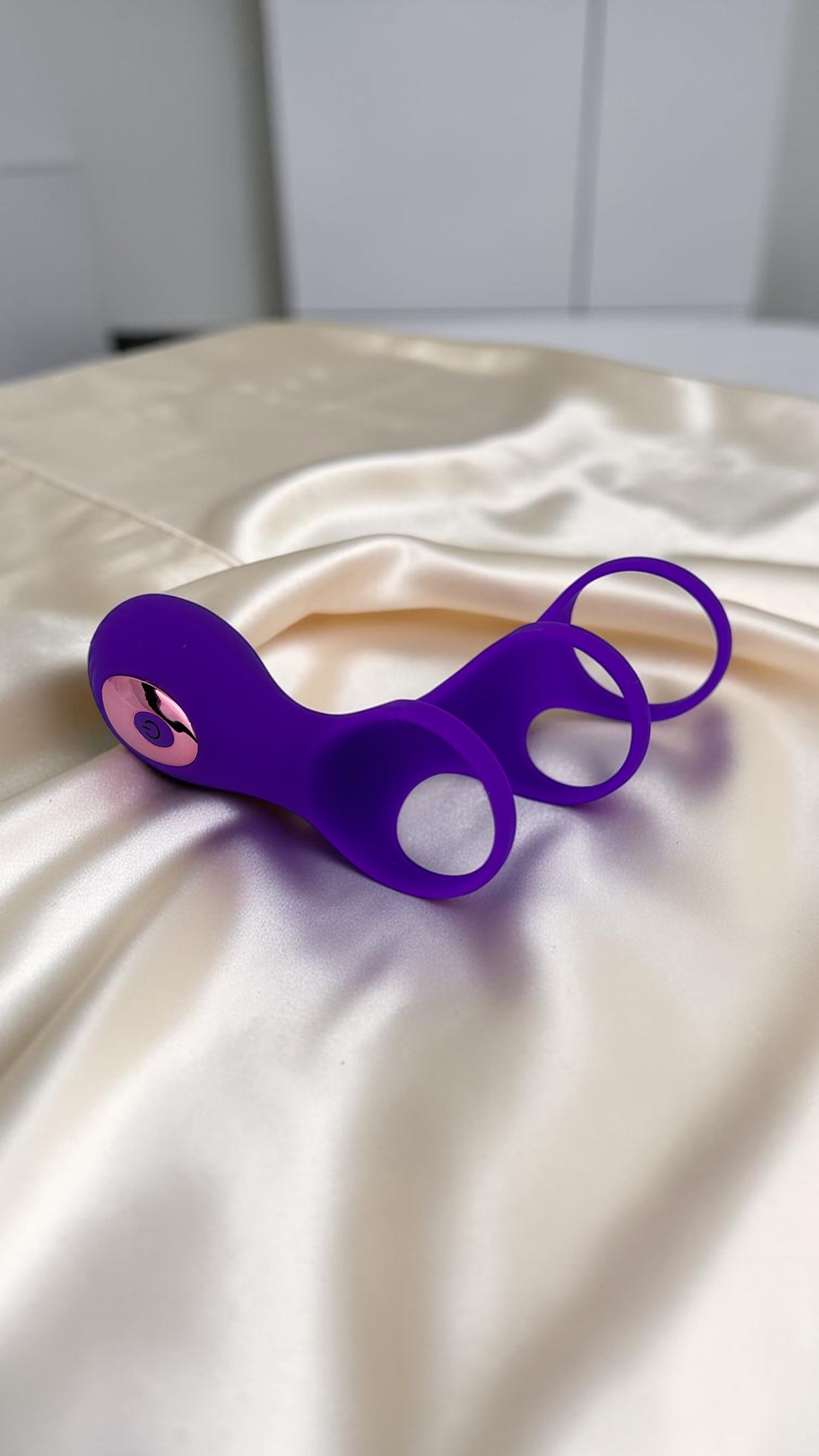Media funda Dual Pulse de silicón con doble aro, estimulador clitoral y vibración Glow & Vibe.