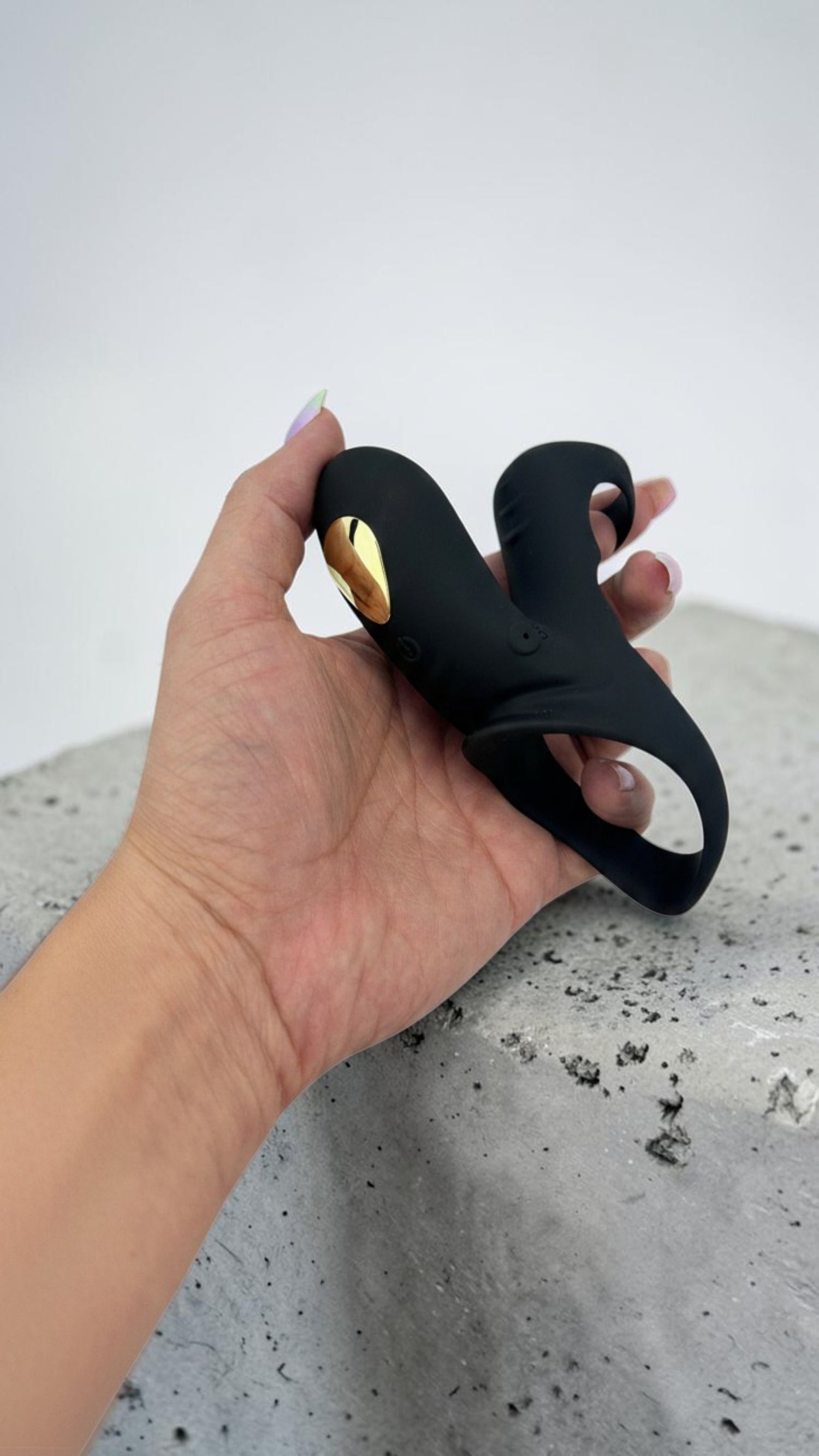 Media funda Dual Pulse de silicón con doble aro, estimulador clitoral y vibración Glow & Vibe.