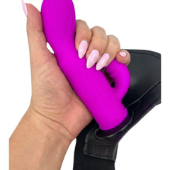 Arnés Ultra Vibe de Glow&Vibe en silicona rosa con dildo texturizado y estimulador de clítoris. Doble vibración.
