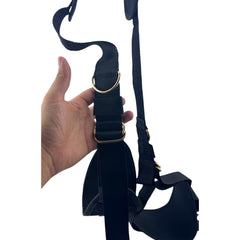 Cinto ajustable negro Glow&Vibe con soportes acolchados para cuello y piernas, anillas doradas, para placer y dominio.