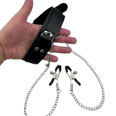 Collar de vinil negro con forro de terciopelo y cadenas metálicas, pezoneras ajustables de Glow & Vibe.
