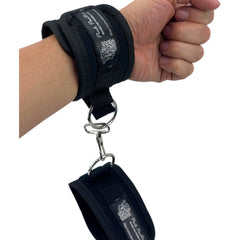 Glow & Vibe esposas de velcro negras para muñecas, con cadena y cierres metálicos, para juegos de sumisión.