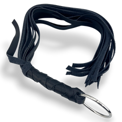 Látigo negro de piel suave con argolla metálica de Glow&Vibe. Diseño de tiras para control y precisión.