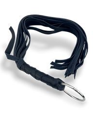 Látigo negro de piel suave con argolla metálica de Glow&Vibe. Diseño de tiras para control y precisión.