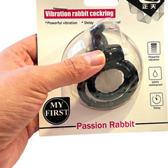 Anillo vibrador Passion Rabbit de Glow&Vibe en su empaque original, color negro, diseño elástico e impermeable.