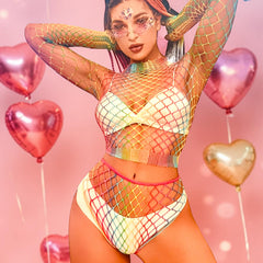 Modelo con body de red multicolor Rainbow Vibe de Glow&Vibe, diseño ajustado y transparente con globos de corazón.
