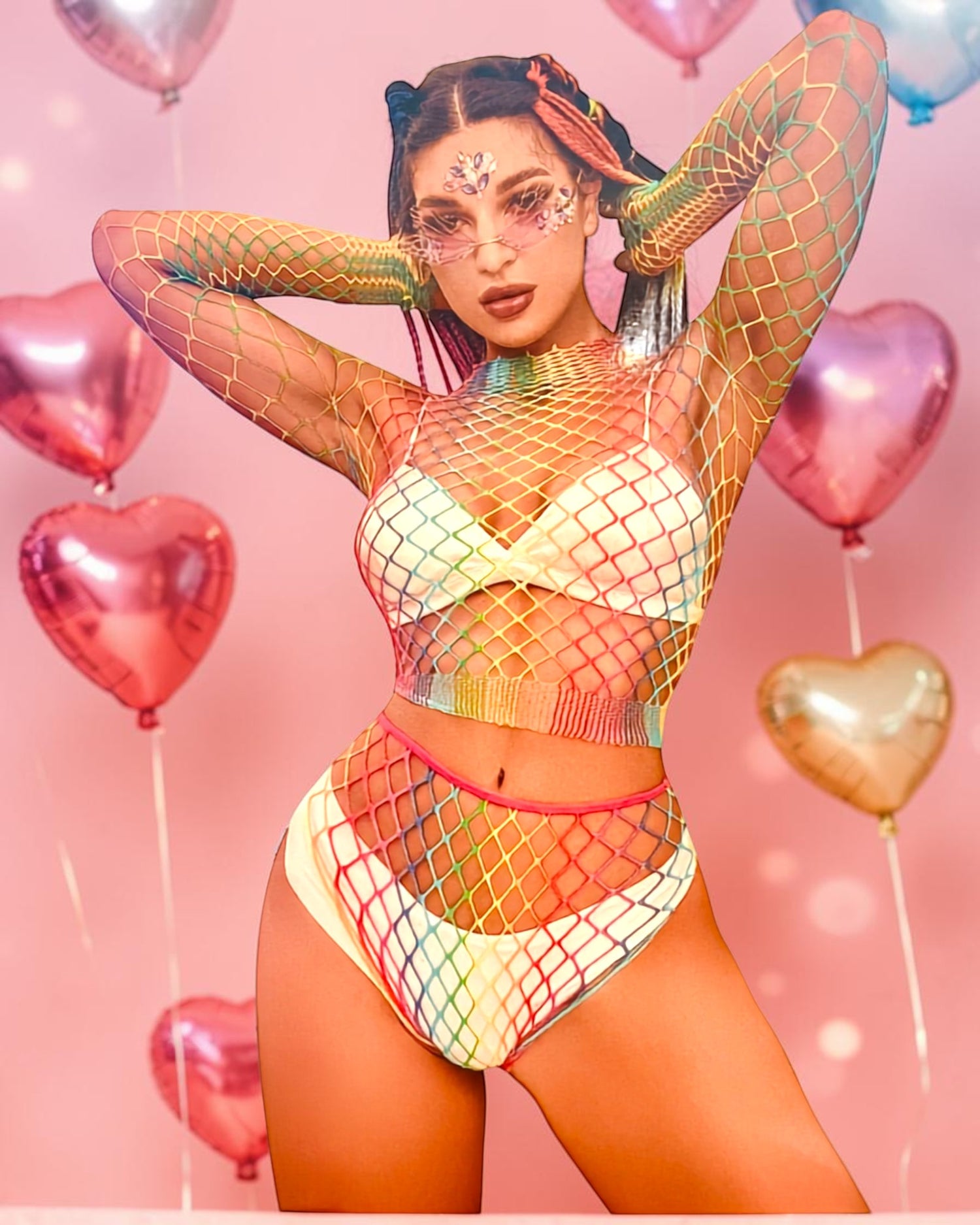 Modelo con body de red multicolor Rainbow Vibe de Glow&Vibe, diseño ajustado y transparente con globos de corazón.