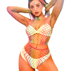 Modelo con body de red multicolor Rainbow Vibe de Glow&Vibe, diseño ajustado con transparencias y estilo atrevido.