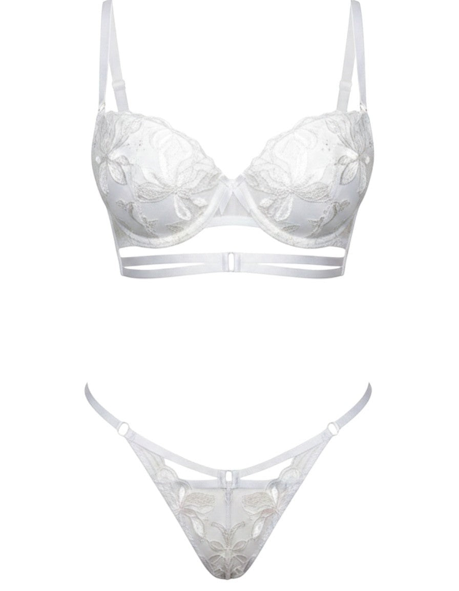Conjunto de lencería Glow&Vibe Ivory Temptation en encaje blanco con detalles de tiras y diseño sensual.