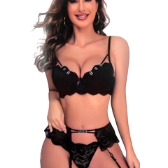 Modelo vistiendo el conjunto de lencería negra Classic Temptation de Glow&Vibe con encaje, bra estructurado y ligueros.
