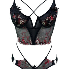 Conjunto de lencería Glow&Vibe Crimson Obsession con bustier de encaje negro, bordados florales rojos y tiras tipo harness.