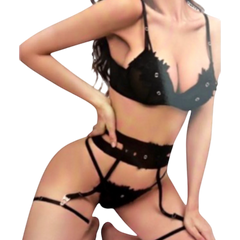 Conjunto de lencería negra Glow&Vibe con encaje, tiras tipo harness, bra estructurado y liguero ajustable.