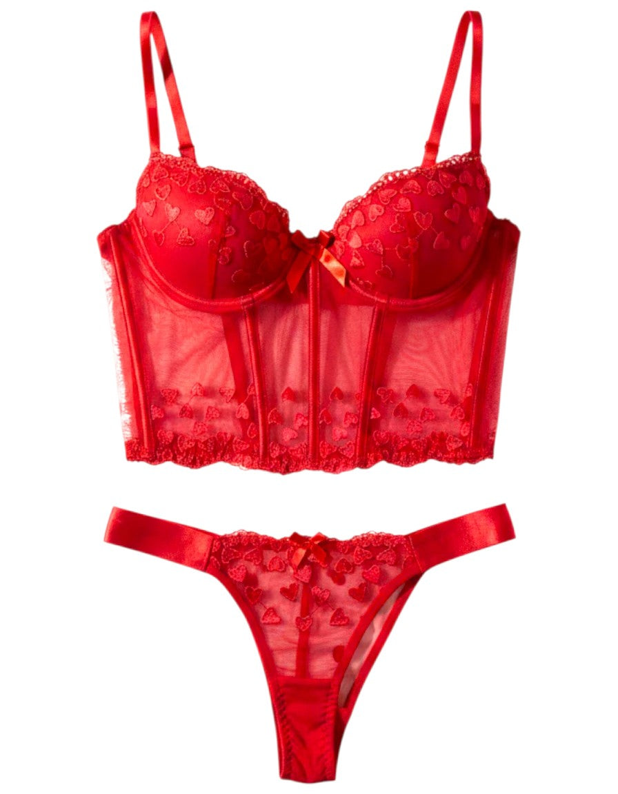Conjunto de lencería Glow&Vibe rojo tipo bustier con encaje, transparencias y detalles de corazones bordados.