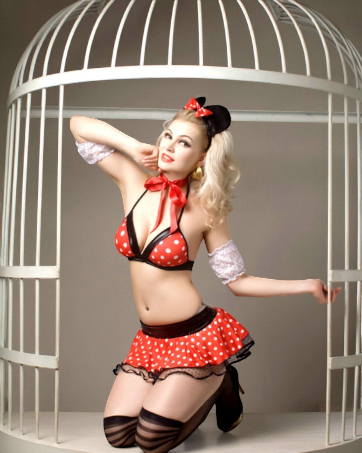 Conjunto sexy Sweet Mouse de Glow&Vibe en rojo con lunares blancos, incluye orejitas y moño satinado.