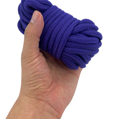Cuerda de nylon trenzado morado de 10 metros de Glow&Vibe para juegos de ataduras sensuales y bondage.
