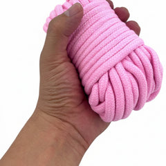 Cuerda de nylon trenzado rosa de 10 metros de Glow&Vibe para juegos de ataduras sensuales y bondage.