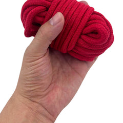 Cuerda de nylon trenzado roja de 10 metros de Glow&Vibe para juegos de ataduras sensuales y bondage elegante.