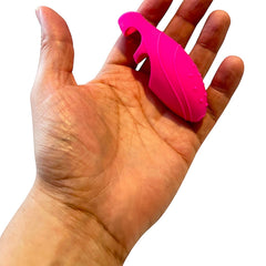 Dedal vibrador fucsia de silicón suave Silk Finger de Glow&Vibe sostenido en la palma de una mano