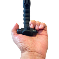 Dedal vibrador negro de silicón texturizado Love Alexander de Glow&Vibe sostenido en la mano para mostrar su tamaño.