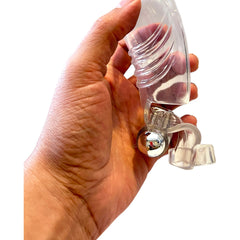 Dedal vibrador Spider Touch de Glow&Vibe en silicón transparente con bala metálica plateada sostenido en una mano