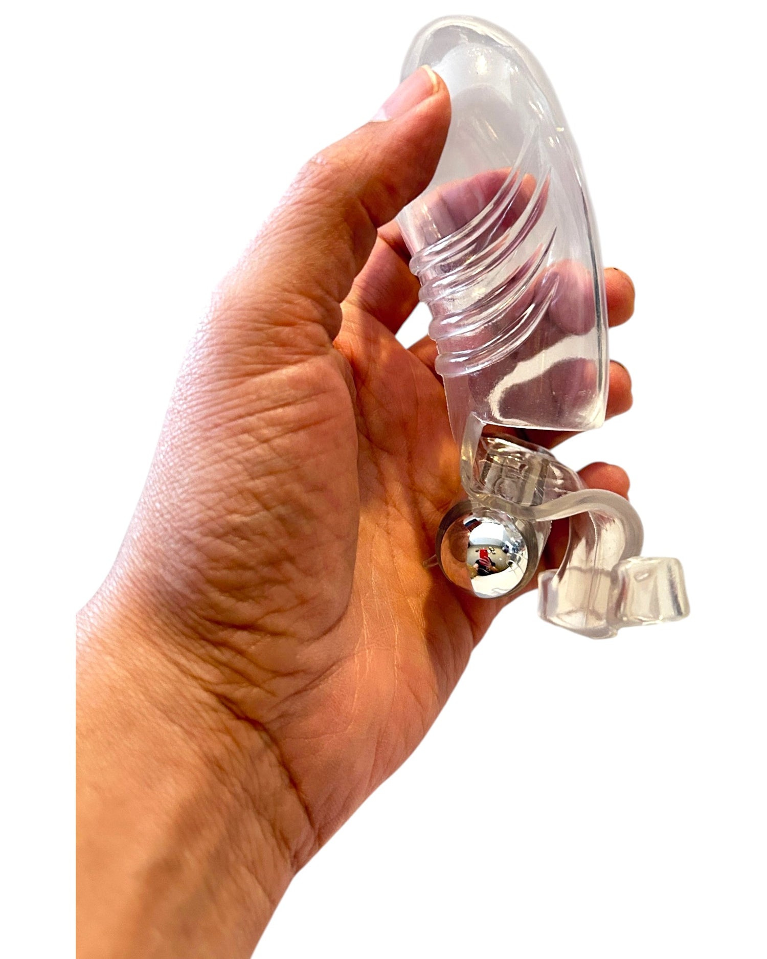 Dedal vibrador Spider Touch de Glow&Vibe en silicón transparente con bala metálica plateada sostenido en una mano