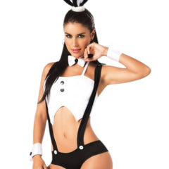 Modelo luciendo el conjunto Playful Bunny de Glow&Vibe, disfraz de conejita en blanco y negro con medias de rejilla.
