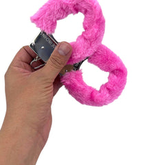 Esposas de peluche rosa de Glow&Vibe con cubierta de felpa extraíble y detalles metálicos.