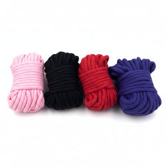 Glow & Vibe Fetish Bound cuerda de nylon trenzado de 10 metros en negro, rojo, rosa y morado para juegos de ataduras.