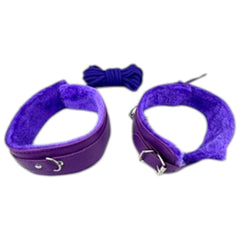 Kit de bondage Fetish Vibe de Glow&Vibe en morado, con esposas forradas de pelo sintético y cuerda.